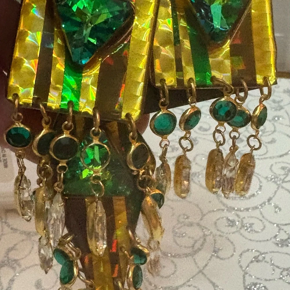Vintage Beth Brennen Amazing 2 in 1 Green and Gold Loaded Earing New 51/2”long
S - Picture 14 of 16